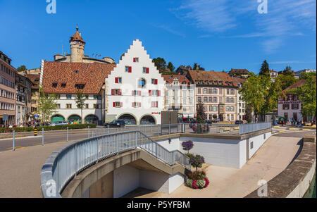 Schaffhausen, Svizzera - 29 agosto 2015: gli edifici della città di Sciaffusa, argine del fiume Reno, fortezza medioevale Munot. Schaffhaus Foto Stock