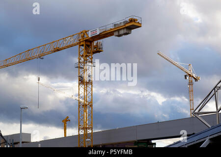 Gru sul sito dell'enorme Stuttgart 21 progetto di costruzione, Germania Foto Stock