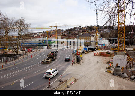 La strada principale che conduce alla stazione per affettare attraverso il sito dell'enorme Stuttgart 21 progetto di costruzione, Germania Foto Stock