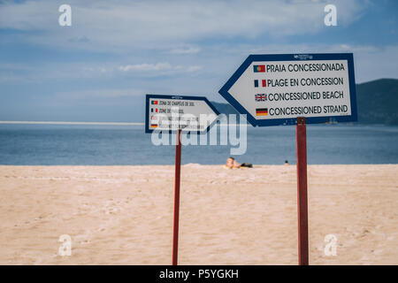 Giugno 21st, 2018 Bico das Lulas Beach, Troia, Portogallo - pali di segnaletica che indica la separazione della zona concessioned zone Foto Stock