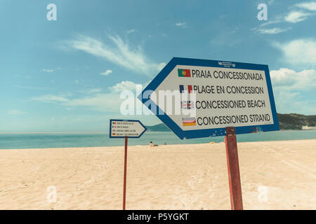 Giugno 21st, 2018 Bico das Lulas Beach, Troia, Portogallo - pali di segnaletica che indica la separazione della zona concessioned zone Foto Stock