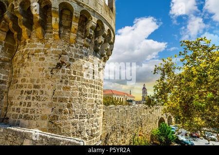 Il Palazzo del Gran Maestro dei Cavalieri di Rodi e delle antiche mura della Città Vecchia, sull'isola Mediterranea di Rodi, Grecia. Foto Stock