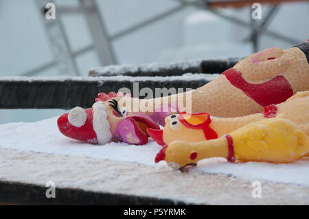 Polli di gomma all'Ice Magic Festival, Chateau Lake Louise Lake Louise, il Parco Nazionale di Banff. Foto Stock