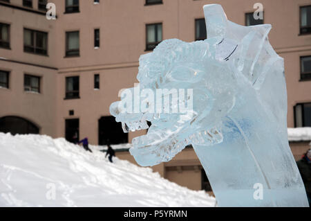 Dragon Ice carving all'Ice Magic Festival, Chateau Lake Louise Lake Louise, il Parco Nazionale di Banff. Foto Stock