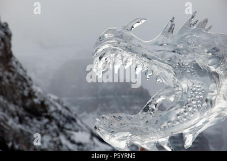 Dragon Ice carving all'Ice Magic Festival, Chateau Lake Louise Lake Louise, il Parco Nazionale di Banff. Foto Stock