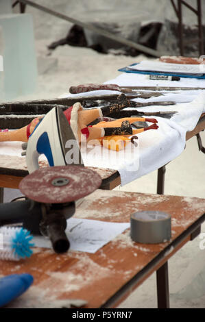 Polli di gomma e vari utensili a mano all'Ice Magic Festival, Chateau Lake Louise Lake Louise, il Parco Nazionale di Banff. Foto Stock