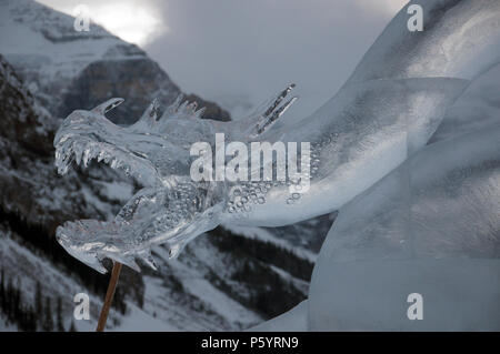 Dragon Ice carving all'Ice Magic Festival, Chateau Lake Louise Lake Louise, il Parco Nazionale di Banff. Foto Stock