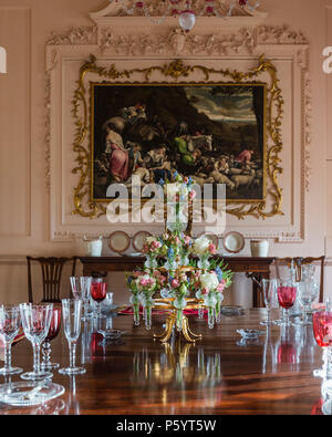 Vetreria e floreale in lussuosa sala da pranzo Foto Stock