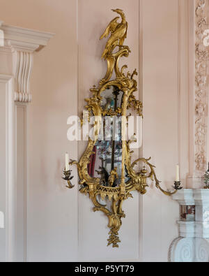 Ornati con cornici dorate specchio antico camino sopra nel paese francese  soggiorno con mais alto accanto a spirale comò verniciato Foto stock - Alamy