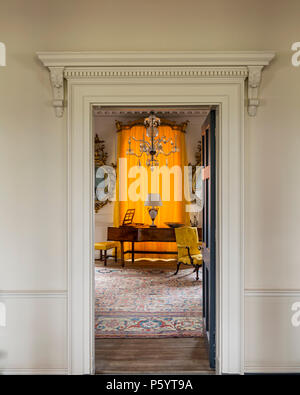 Aprire la porta alla camera di lusso con pianoforte Foto Stock