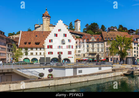 Schaffhausen, Svizzera - 29 agosto 2015: gli edifici della città di Sciaffusa lungo il fiume Reno, fortezza medioevale Munot sopra di loro. Schaffha Foto Stock