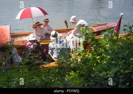 Parte nelle loro tradizionali barche d'epoca dall'alzaia a Henley Royal Regatta, Oxfordshire, Regno Unito Foto Stock