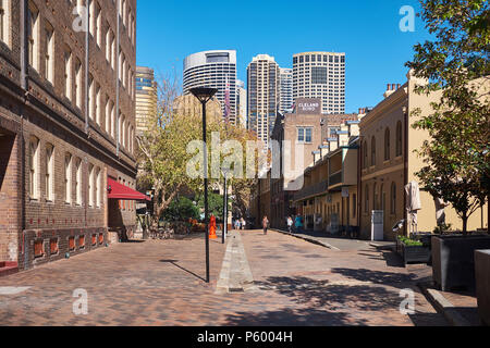 Una street view di Playfair strada nell'area Rocks di Sydney con alti edifici moderni di Sydney dietro su un soleggiato e limpido cielo blu giorno Foto Stock