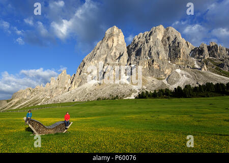 Vista posteriore di un ragazzo di escursioni a piedi lungo il sentiero di montagna Foto Stock