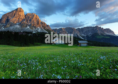 Rifugio alpino di sera, il Sass de Putia (Sass de Putia), Dolomiti Foto Stock