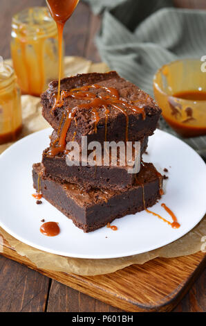 Gustosi Brownies con salsa di caramello e cioccolato artigianale Dessert Foto Stock