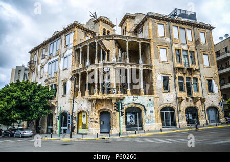 La scommessa storica o di Beirut Barakat edificio, un proiettile-riddled edificio ristrutturato e trasformato in museo Sodeco, Achrafieh, Libano Foto Stock