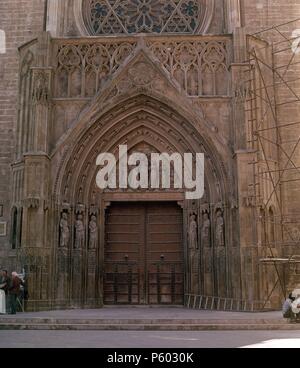 PUERTA DE LOS APOSTOLES - SIGLO XIV - GOTICO ESPAÑOL. Posizione: CATEDRAL-esterno, VALENCIA, Spagna. Foto Stock