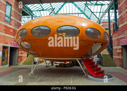 La Maison Futuro, Futuro house, Marche Dauphine, Marche aux Puces, Saint-Ouen, Parigi, Francia Foto Stock