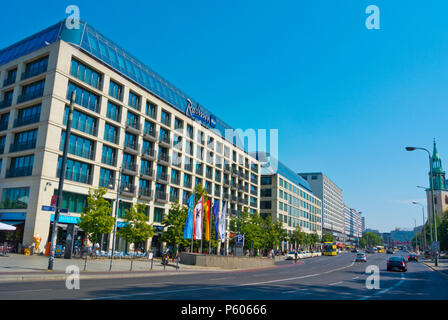 Karl-Liebknecht-Strasse, Alexanderplatz Mitte di Berlino, Germania Foto Stock