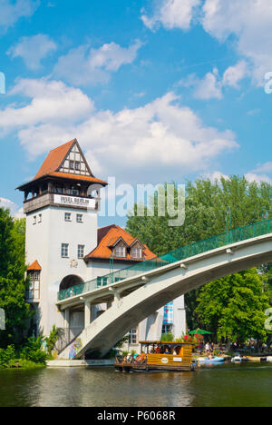 Ponte che conduce a Insel der Jugend, Treptower Park, Alt-Treptow, Berlino, Germania Foto Stock