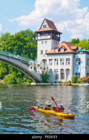 Andare in kayak sul fiume Spree, at e Insel der Jugend, Treptower Park, Alt-Treptow, Berlino, Germania Foto Stock