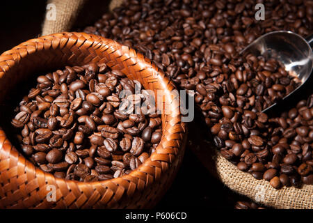 Chicchi di caffè tostati in un cestello di bambù, caffè borsa, convogliatore Foto Stock