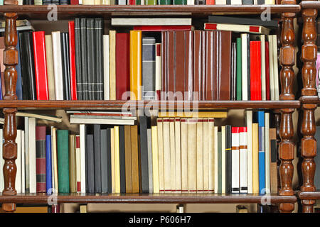 Grande raccolta di libri a scaffale di legno nella libreria Foto stock -  Alamy