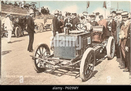 N/A. Inglese: colorati a mano immagine della cartolina di Dorothy Levitt guida un Napier a lui inaugurale di Brighton Speed Trial nel 1905. Autore sconosciuto. Image/cartolina è stata pubblicata nel Regno Unito oltre cento anni fa. Il 20 febbraio 2009 (secondo i dati EXIF). Sconosciuto 467 Dorothy Levitt guida un Napier a Brighton Luglio 1905 Foto Stock
