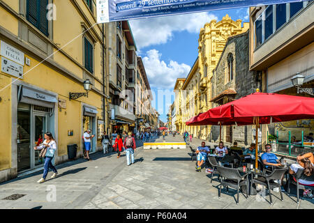 I turisti e i locali godono di una giornata soleggiata sul Corso Italia, i principali negozi e ristoranti strada attraverso le città toscane di Pisa, Italia Foto Stock