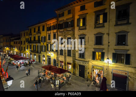 Il turista a godere di una notte sulla Via Santa Maria, la trafficata strada turistica che conduce alla Torre Pendente di Pisa in Toscana la regione d'Italia. Foto Stock