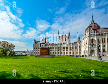 La statua equestre di Ferenc Rakoczi II in Piazza del Parlamento al di fuori dell'edificio del parlamento a Budapest Ungheria con la Collina del Castello in vista Foto Stock