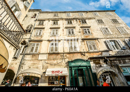 Appartamenti sopra negozi e negozi in Piazza del Popolo, il palazzo Diocletians nella vecchia citta di Spalato Croazia in una giornata di sole Foto Stock