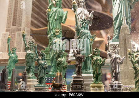 I modelli economici della Statua della Libertà in vendita per i turisti in una vetrina a Manhattan, New York City Foto Stock