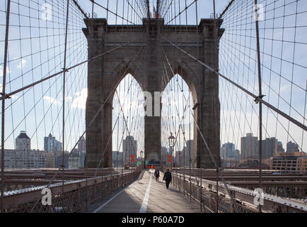 Il passaggio pedonale del Ponte di Brooklyn, iconico punto di riferimento che abbraccia New York Città East River Foto Stock