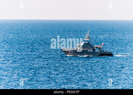 P23, un Austal offshore classe imbarcazione di pattuglia appartenenti alle Forze Armate di Malta, patroling il mare intorno Gozo. Foto Stock