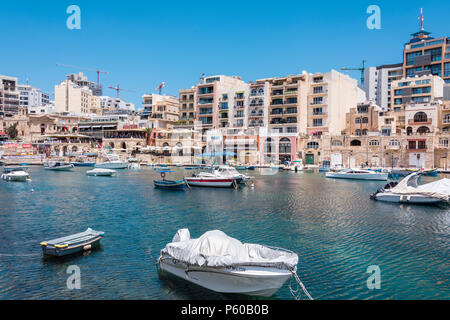 Barche a remi, yacht e cabinati a Spinola Bay, St Julians, Malta Foto Stock