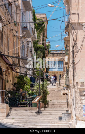 Passi in una stretta strada collinare a St Julians, Malta Foto Stock