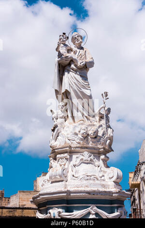 Statua di San Giuseppe con Gesù, Gugja, Malta Foto Stock