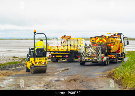 Riparazione di strade di squadra a Isola Santa fine del Causeway alla terraferma la riparazione di buche Foto Stock