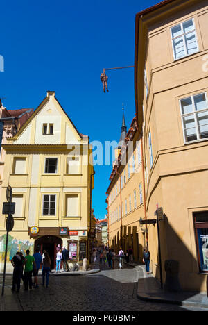 Husova street, con Socha zaveseneho Sigmunda Freuda, da David Cerny, città vecchia, Praga, Repubblica Ceca Foto Stock