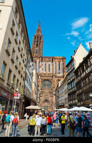 Rue Merciere, con la cattedrale di Notre Dame, Grande Ile, Strasburgo, Alsazia, Francia Foto Stock