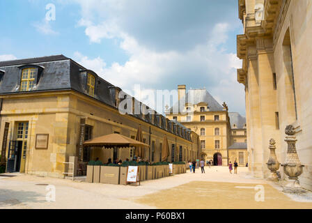 Cortile esterno con ristorante, il Musee de l'Armée, Museo dell'esercito, Les Invalides, Parigi, Francia Foto Stock