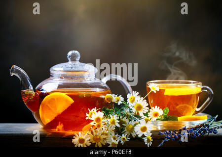 Tazza di appena infuso di tè nero,calda luce morbida, più scuro dello sfondo. Foto Stock