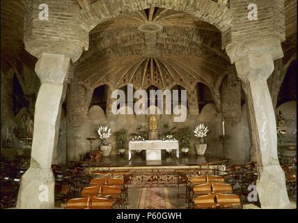 INTERIOR DE LA IGLESIA - siglo XX - modernismo catalano. Autore: Antoni Gaudí (1852-1926). Posizione: Colonia Güell, Santa COLOMA DE GRAMENET, Barcelona, Spagna. Foto Stock