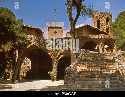 EXTERIOR DE LA IGLESIA - siglo XX - modernismo catalano. Autore: Antoni Gaudí (1852-1926). Posizione: Colonia Güell, Santa COLOMA DE GRAMENET, Barcelona, Spagna. Foto Stock