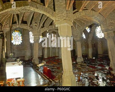 INTERIOR DE LA IGLESIA - siglo XX - modernismo catalano. Autore: Antoni Gaudí (1852-1926). Posizione: Colonia Güell, Santa COLOMA DE GRAMENET, Barcelona, Spagna. Foto Stock