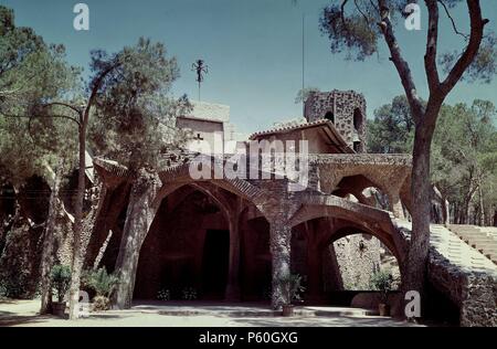 EXTERIOR DE LA IGLESIA DE LA COLONIA GÜELL CONSTRUIDA ENTRE 1908 Y 1915 - siglo XX - modernismo catalano. Autore: Antoni Gaudí (1852-1926). Posizione: Colonia Güell, Santa COLOMA DE GRAMENET, Barcelona, Spagna. Foto Stock