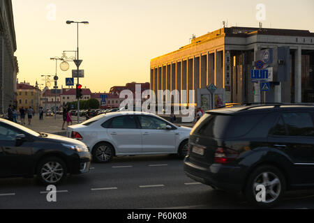 Centro di Minsk in serata. Occupato il traffico sul Viale Indipendenza vicino al Palazzo della Repubblica. Bielorussia Foto Stock