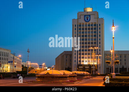 Minsk, Bielorussia. Piazza Indipendenza illuminata di sera Foto Stock